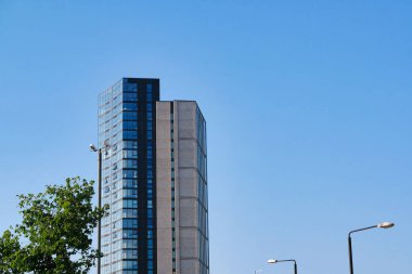 Uzun Binalar, Yol ve İngiltere 'nin En Pahalı Bölgesi' ndeki İnsanlar ile Londra 'nın merkezindeki Canary Wharf City' nin düşük açılı görüntüsü. Görüntüler 28 Haziran 2023 'te Sunny Day sırasında çekildi..