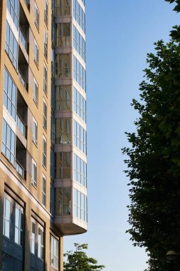 Uzun Binalar, Yol ve İngiltere 'nin En Pahalı Bölgesi' ndeki İnsanlar ile Londra 'nın merkezindeki Canary Wharf City' nin düşük açılı görüntüsü. Görüntüler 28 Haziran 2023 'te Sunny Day sırasında çekildi..