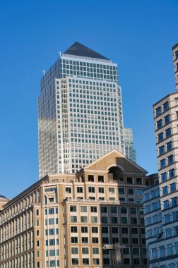 Uzun Binalar, Yol ve İngiltere 'nin En Pahalı Bölgesi' ndeki İnsanlar ile Londra 'nın merkezindeki Canary Wharf City' nin düşük açılı görüntüsü. Görüntüler 28 Haziran 2023 'te Sunny Day sırasında çekildi..