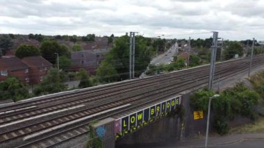 Luton şehrinin demiryolu raylı hava görüntüleri, İngiltere. 23 Temmuz 2023 'te İHA kamerasıyla yakalanmış..