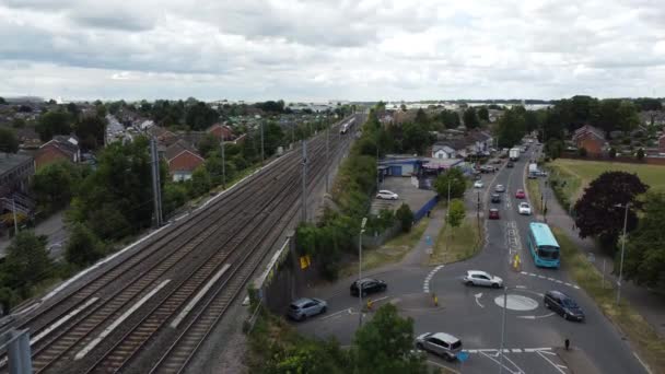 イギリスの鉄道線路を持つルートン市の航空写真 2023年7月23日にドローンカメラで撮影された — ストック動画