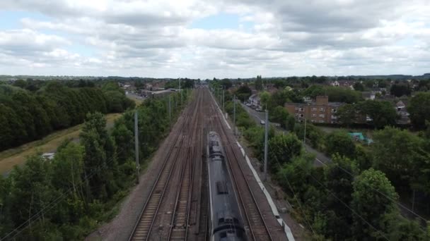 イギリスの鉄道線路を持つルートン市の航空写真 2023年7月23日にドローンカメラで撮影された — ストック動画