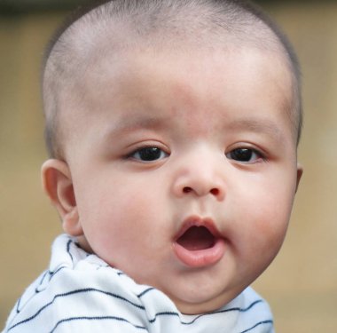 Şirin Asyalı Pakistanlı Bebek Çocuk, İngiltere 'nin Luton şehrinde Bulutlu Gün' de Ev Bahçesi 'nde poz veriyor. Görüntü 23 Temmuz 2023 'te çekilmiştir.