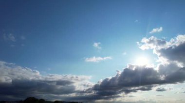 Luton şehri üzerinde dramatik bulutlar 