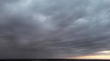 Gün batımında Luton şehrinde Kara Bulutlar 