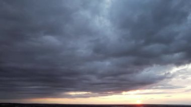 Gün batımında Luton şehrinde Kara Bulutlar 