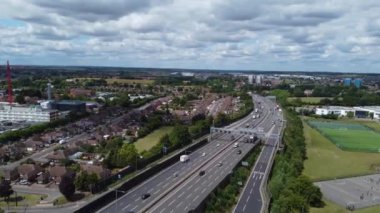 Luton City, İngiltere 'deki İngiliz Otoyolları ve Yollarının Zaman Hızı Görüntüsü. Kamera 7 Mayıs 2022 'de Drone' un Kamerasıyla çekildi.