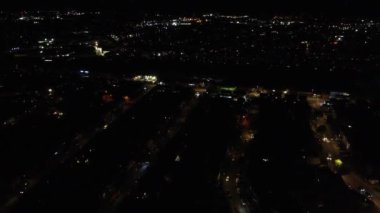 İngiltere 'nin Aydınlanmış Luton şehrinin hava görüntüsü. Yüksek Açılı Kamera 28 Temmuz 2023 'te İHA' nın Kamerasıyla çekildi.