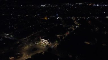 İngiltere 'nin Aydınlanmış Luton şehrinin hava görüntüsü. Yüksek Açılı Kamera 28 Temmuz 2023 'te İHA' nın Kamerasıyla çekildi.