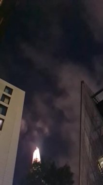Londra 'nın merkezindeki Aydınlanmış Binanın Hava Görüntüsü, Gece Görüşü, 18 Haziran 2023' te Drone 'un Kamerasıyla yakalandı. 