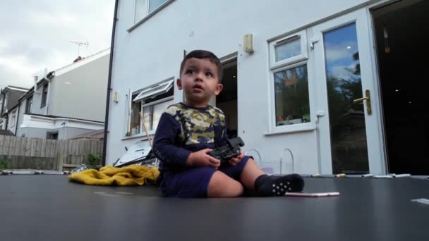 Söt Asiatisk Pakistansk Baby Boy Spelar Home Garden Luton City — Stockvideo