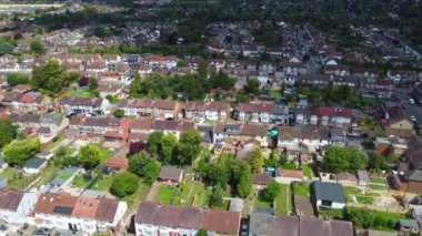 29 Temmuz 2023 'te İngiltere' nin Luton şehrinde günbatımında British City 'nin şiddetli rüzgarlar ve kısmen bulutlu bir günde çekilmiş görüntüleri.