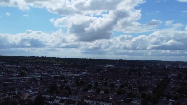 Nagranie Lotnicze British City Podczas Silnych Wiatrów Częściowo Pochmurnego Dnia — Wideo stockowe