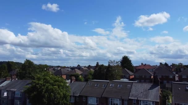 Filmagem Aérea Cidade Britânica Durante Ventos Fortes Dia Parcialmente Nublado — Vídeo de Stock