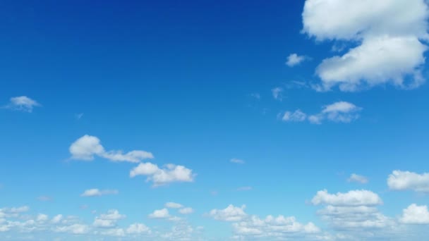 Повітряне Відео Британського Міста Під Час Сильних Вітрів Частково Хмарного — стокове відео