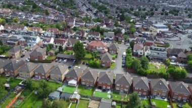 29 Temmuz 2023 'te İngiltere' nin Luton şehrinde günbatımında British City 'nin şiddetli rüzgarlar ve kısmen bulutlu bir günde çekilmiş görüntüleri.