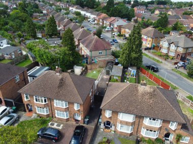 Batı Luton Şehri ve Konut Bölgesi Yüksek Açı Manzarası. 30 Temmuz 2023 'te Drone' un Kamerasıyla Hava Görüntüsü. İngiltere, İngiltere