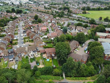 Batı Luton Şehri ve Konut Bölgesi Yüksek Açı Manzarası. 30 Temmuz 2023 'te Drone' un Kamerasıyla Hava Görüntüsü. İngiltere, İngiltere