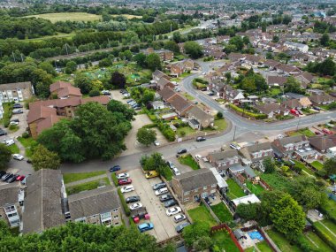 Batı Luton Şehri ve Konut Bölgesi Yüksek Açı Manzarası. 30 Temmuz 2023 'te Drone' un Kamerasıyla Hava Görüntüsü. İngiltere, İngiltere