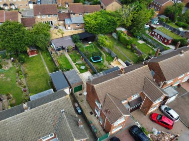 Batı Luton Şehri ve Konut Bölgesi Yüksek Açı Manzarası. 30 Temmuz 2023 'te Drone' un Kamerasıyla Hava Görüntüsü. İngiltere, İngiltere