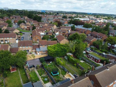 Batı Luton Şehri ve Konut Bölgesi Yüksek Açı Manzarası. 30 Temmuz 2023 'te Drone' un Kamerasıyla Hava Görüntüsü. İngiltere, İngiltere
