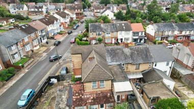 Batı Luton Şehri ve Konut Bölgesi Yüksek Açı Manzarası. 30 Temmuz 2023 'te Drone' un Kamerasıyla Hava Görüntüsü. İngiltere, İngiltere