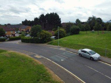 Batı Luton Şehri ve Konut Bölgesi Yüksek Açı Manzarası. 30 Temmuz 2023 'te Drone' un Kamerasıyla Hava Görüntüsü. İngiltere, İngiltere