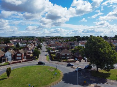 Batı Luton Şehri ve Konut Bölgesi Yüksek Açı Manzarası. 30 Temmuz 2023 'te Drone' un Kamerasıyla Hava Görüntüsü. İngiltere, İngiltere