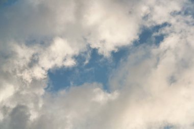 Yüksek Angle Drone 'un İngiltere' nin Luton şehrinde gün batımında dramatik bulutların ve gökyüzünün kamera görüntüleri. 31 Temmuz 2023
