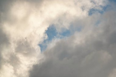 Yüksek Angle Drone 'un İngiltere' nin Luton şehrinde gün batımında dramatik bulutların ve gökyüzünün kamera görüntüleri. 31 Temmuz 2023