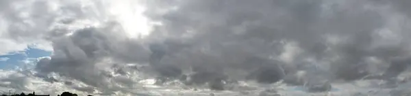 영국의 시티를 극적인 구름과 하늘의 항공기의 카메라 31일 2023 — 스톡 사진