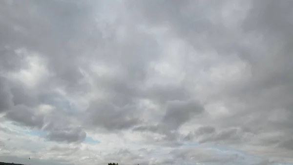 영국의 시티를 극적인 구름과 하늘의 항공기의 카메라 31일 2023 — 스톡 사진