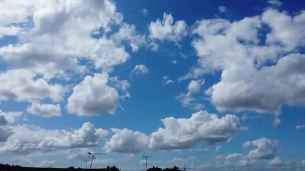 高角度ドローンのカメラタイムラップ イギリスのルートン市の上の夕日中の劇的な雲とスカイの映像 2023年7月29日 — ストック動画