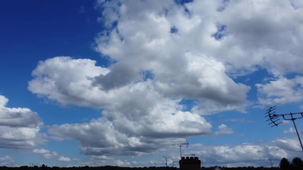 英国卢顿市上空 高角无人机拍摄的太阳落山时戏剧性云彩和天空的摄像 2023年7月29日 — 图库视频影像