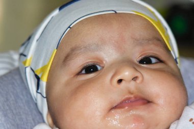 İngiltere 'nin Luton şehrindeki Home Garden' da keyif çatan şirin Asyalı Pakistanlı 4 aylık bebeğin yakın çekimi. Görüntü 23 Temmuz 2023 'te çekilmiştir.