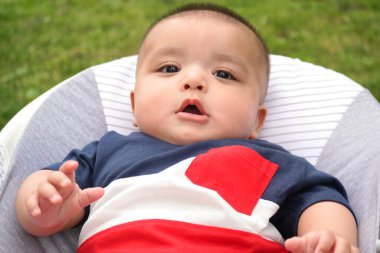 İngiltere 'nin Luton şehrindeki Home Garden' da keyif çatan şirin Asyalı Pakistanlı 4 aylık bebeğin yakın çekimi. Görüntü 23 Temmuz 2023 'te çekilmiştir.