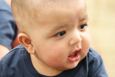 İngiltere 'nin Luton şehrindeki Home Garden' da keyif çatan şirin Asyalı Pakistanlı 4 aylık bebeğin yakın çekimi. Görüntü 23 Temmuz 2023 'te çekilmiştir.