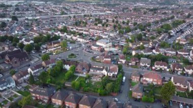 İngiltere, Luton - 29 Temmuz 2023: Orta Luton Şehri 'nin En Güzel Görüntüsü. Görüntü, İHA 'nın Merkez Tren İstasyonu' ndan ve Günbatımında Şehir Merkezi Binaları 'ndan çektiği kamerayla çekildi..