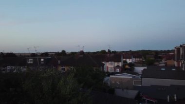 İngiltere, Luton - 29 Temmuz 2023: Orta Luton Şehri 'nin En Güzel Görüntüsü. Görüntü, İHA 'nın Merkez Tren İstasyonu' ndan ve Günbatımında Şehir Merkezi Binaları 'ndan çektiği kamerayla çekildi..