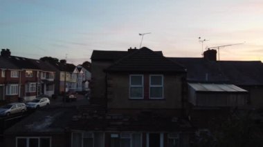 İngiltere, Luton - 29 Temmuz 2023: Orta Luton Şehri 'nin En Güzel Görüntüsü. Görüntü, İHA 'nın Merkez Tren İstasyonu' ndan ve Günbatımında Şehir Merkezi Binaları 'ndan çektiği kamerayla çekildi..