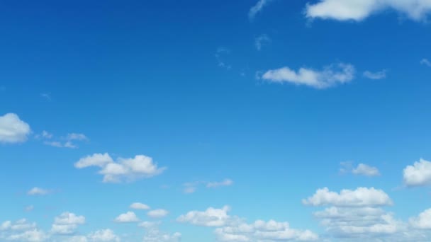 Блакитне Небо Хмари Над Містом — стокове відео