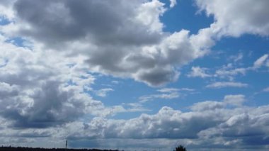 Mavi gökyüzü ve bulutlar üzerinde şehir