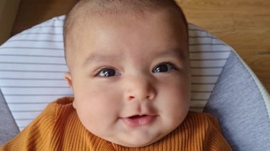 Yakışıklı Asyalı Pakistanlı Bebek Evde Dinleniyor 'un yakın çekimi. 