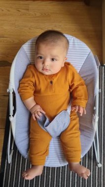 Yakışıklı Asyalı Pakistanlı Bebek Evde Dinleniyor 'un yakın çekimi. 