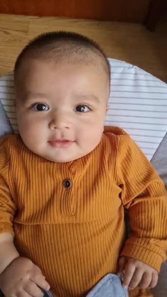 家で休んでいるかわいいアジアのパキスタンの赤ん坊のボーイのクローズアップの映像 — ストック動画