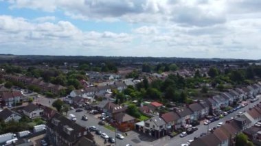 Batı Luton Şehri ve Konut Bölgesi Yüksek Açı Manzarası. 30 Temmuz 2023 'te Drone' un Kamerasıyla Hava Görüntüsü. Luton, İngiltere, İngiltere