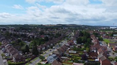 Batı Luton Şehri ve Konut Bölgesi Yüksek Açı Manzarası. 30 Temmuz 2023 'te Drone' un Kamerasıyla Hava Görüntüsü. Luton, İngiltere, İngiltere