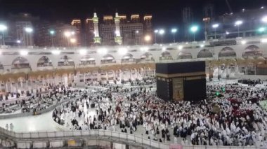 İnsanlar Suudi Arabistan 'ın Makkah şehrindeki Bait Ullah Kabe' de Umrah namazı kılıyor. Görüntü 12 Şubat 2018 'de çekildi.