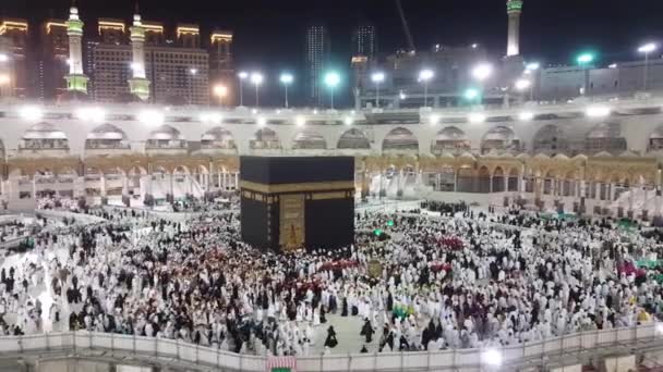 사우디 아라비아의 마카시의 Bait Ullah Kaaba에서 사람들이 Umrah기도를 지불하고 있습니다 — 비디오