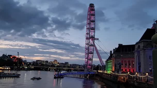 夜のセントラルロンドンのウェストミンスターで照らされたロンドンアイの豪華な眺め 映像は2023年8月2日に撮影された — ストック動画